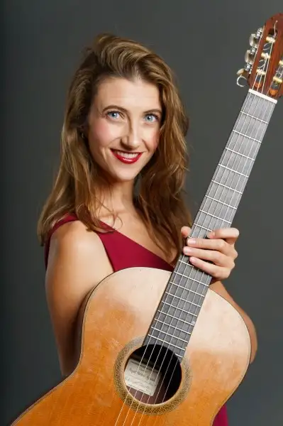 Costa Adeje Classics estrena su edición de 2025 con la actuación de la guitarrista y soprano Raquel del Pino