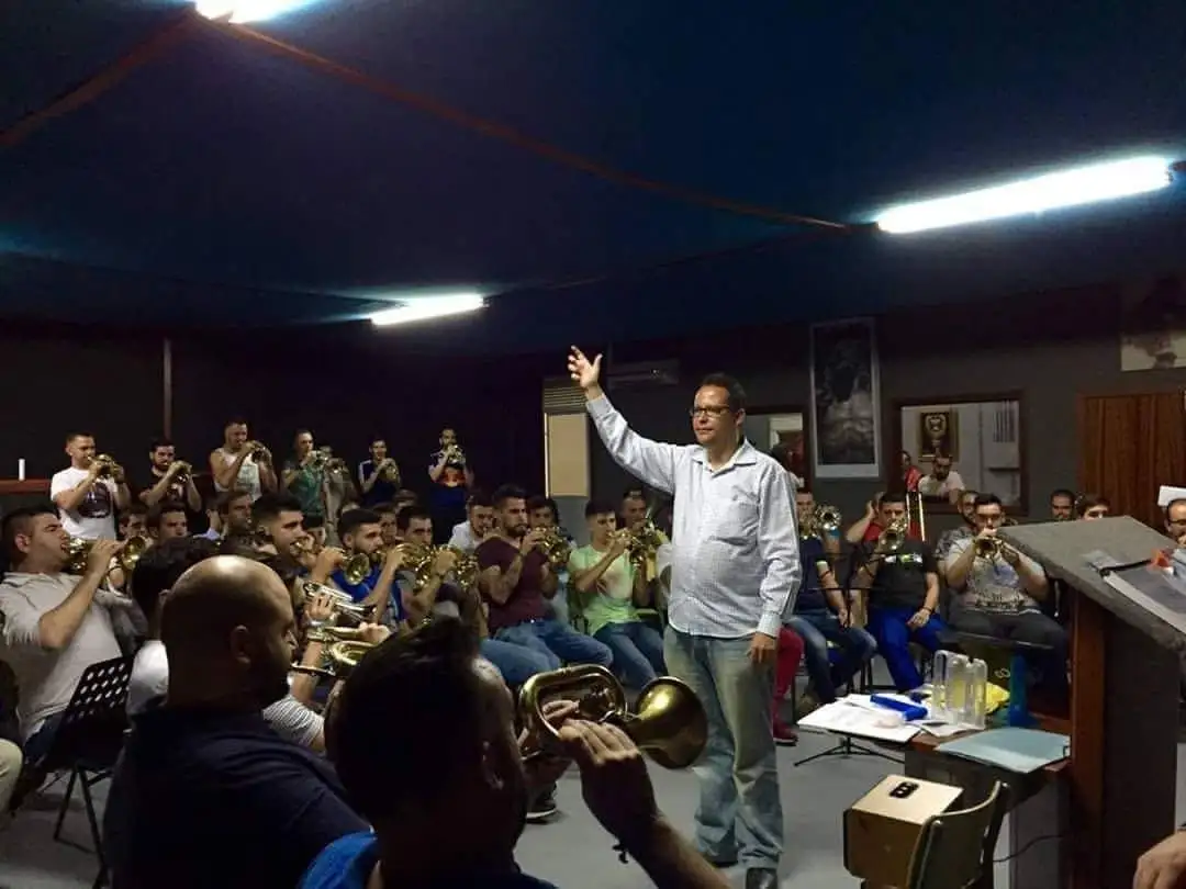 Domingo Daza Librero dirigiendo una banda de música