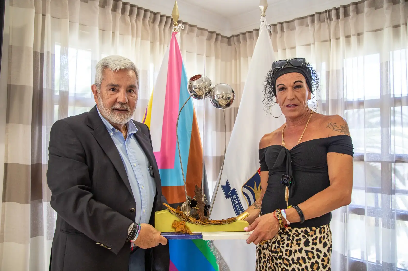 El alcalde de Adeje, José Miguel Rodríguez Fraga, entrega el Premio a la Visibilidad LGTBIQ+ a Sesi Vera, vecina del barrio de Armeñime.