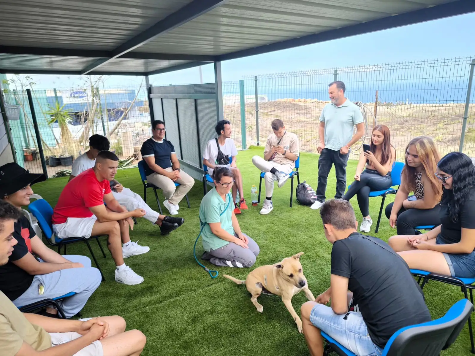 La Escuela de Segunda Oportunidad de Adeje, de la Fundación Don Bosco, conoce las instalaciones del Centro Integral de Acogida de Animales Domésticos