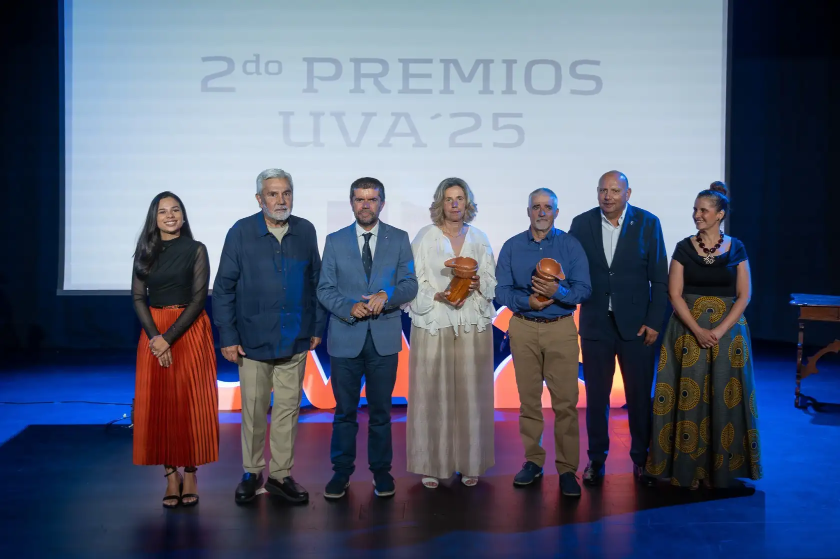 Alcalde, rector, concejales, vicerrectora junto a las personas premiadas.