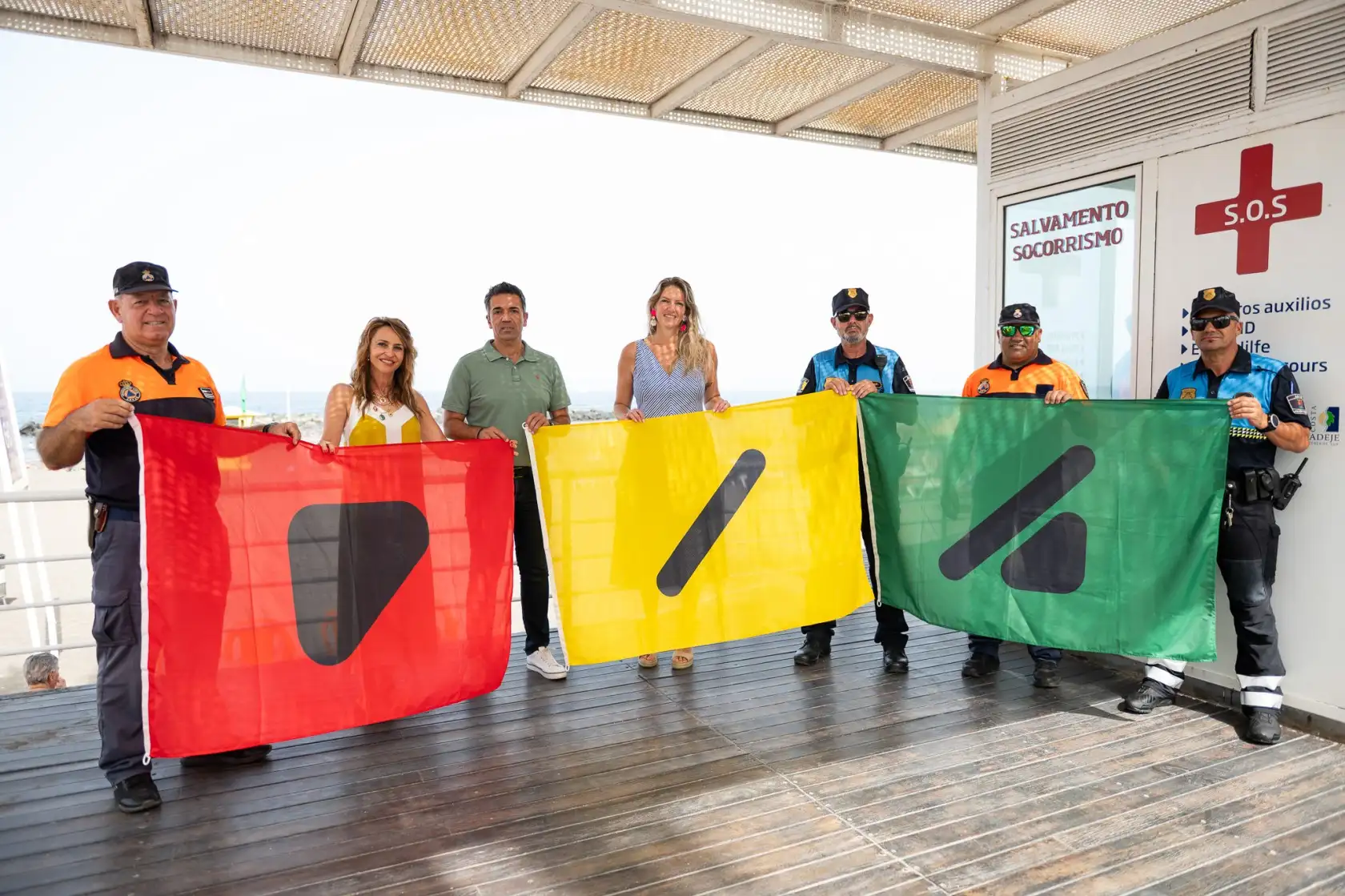 Adeje da un paso a la inclusión izando las nuevas banderas inclusivas en sus playas, especialmente dirigidas a personas con daltonismo