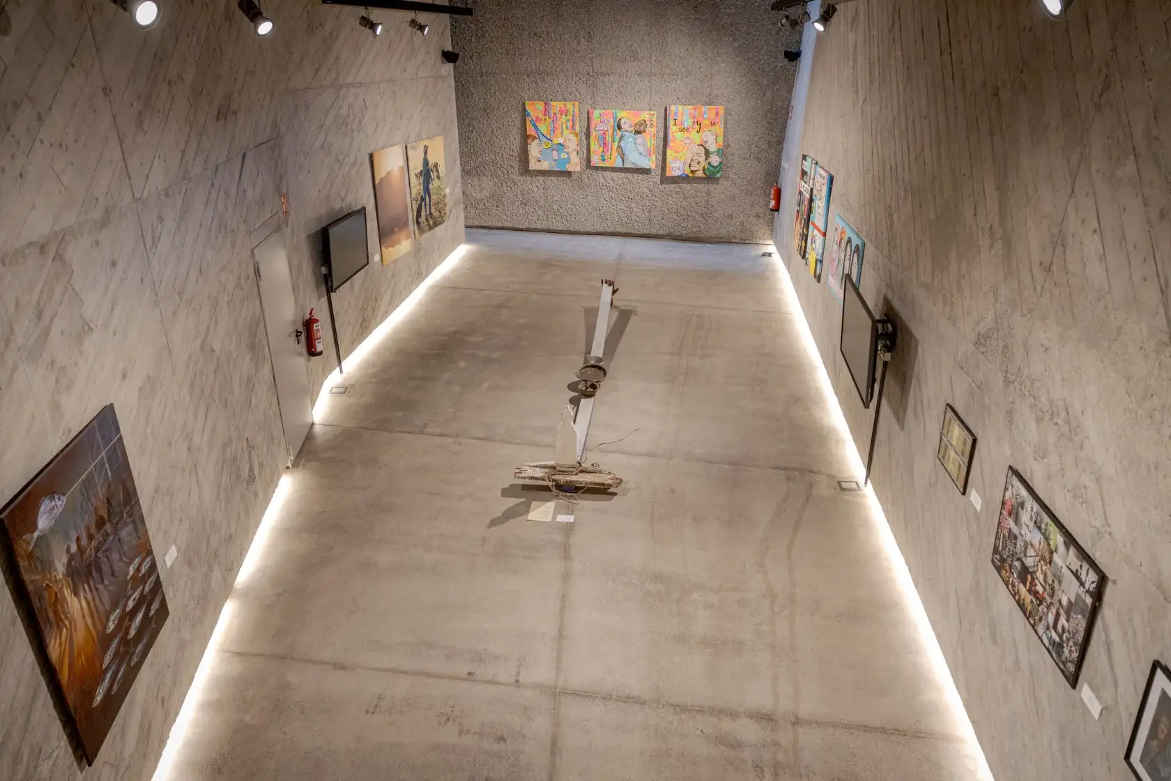Vista de la exposici&oacute;n colectiva de arte &ldquo;Multiculturalidad&rdquo;