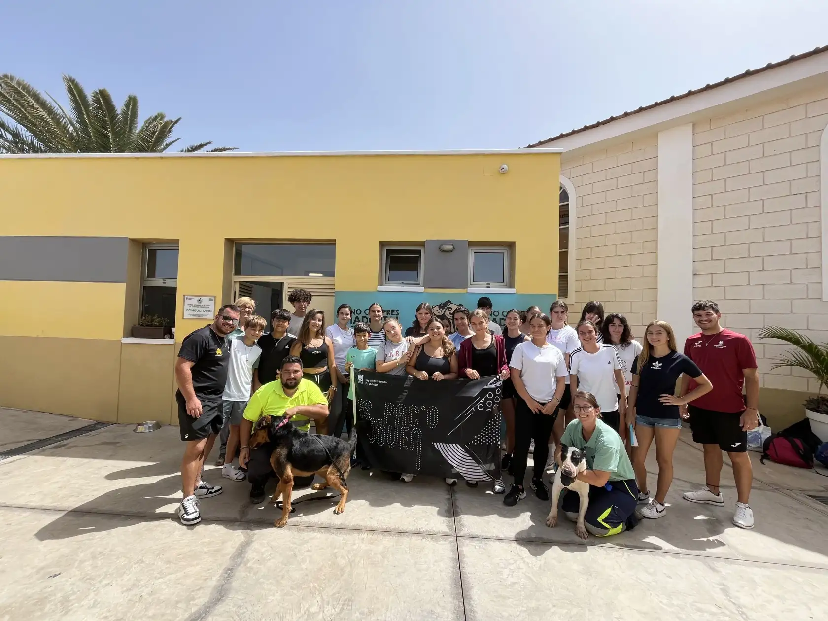 La juventud visita el Centro Integral de Animales Dom&eacute;sticos de Adeje 