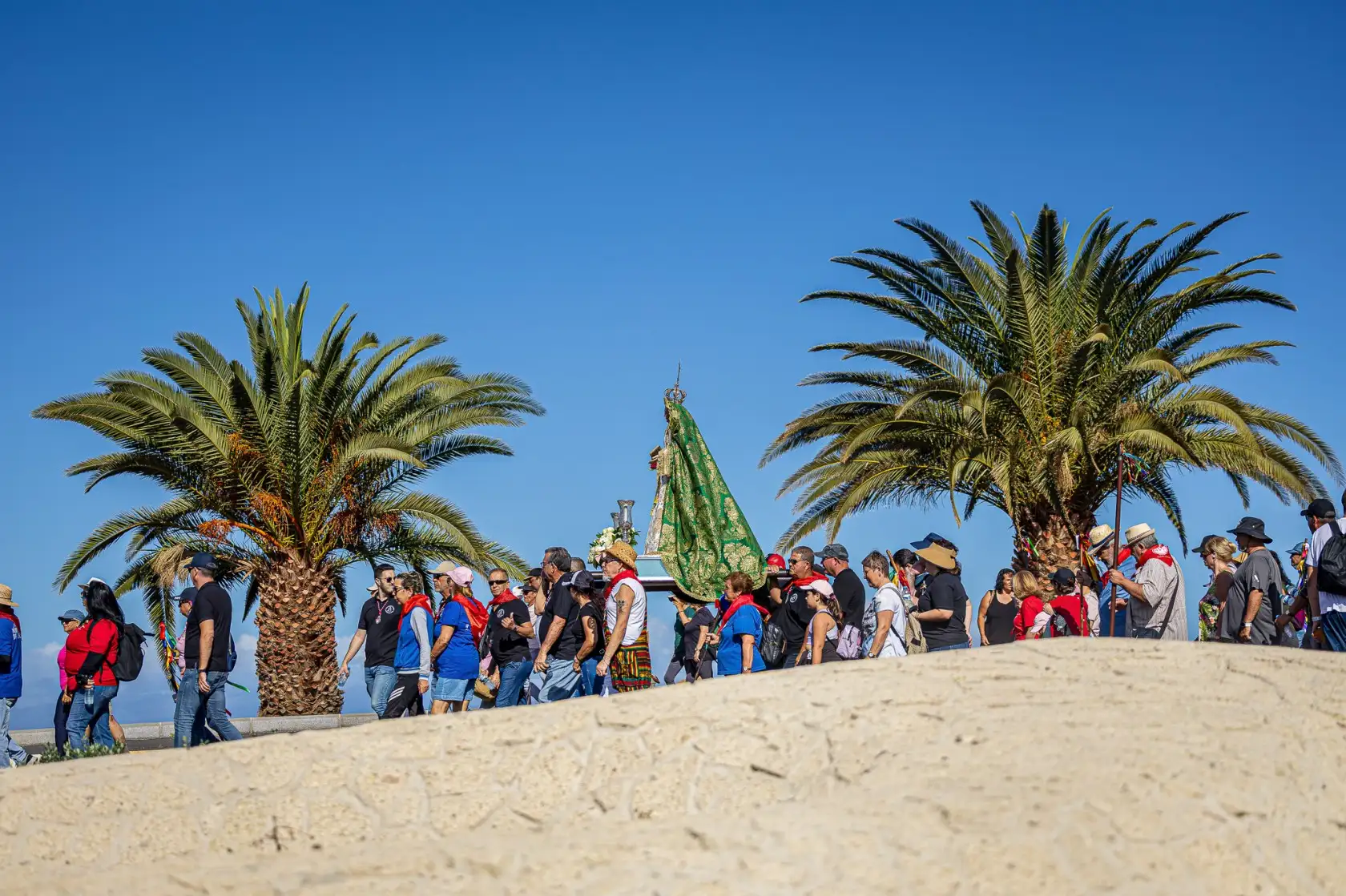 Pasos entre palmeras: La Virgen de la Encarnación, arropada por su gente bajo el cielo de Adeje.
