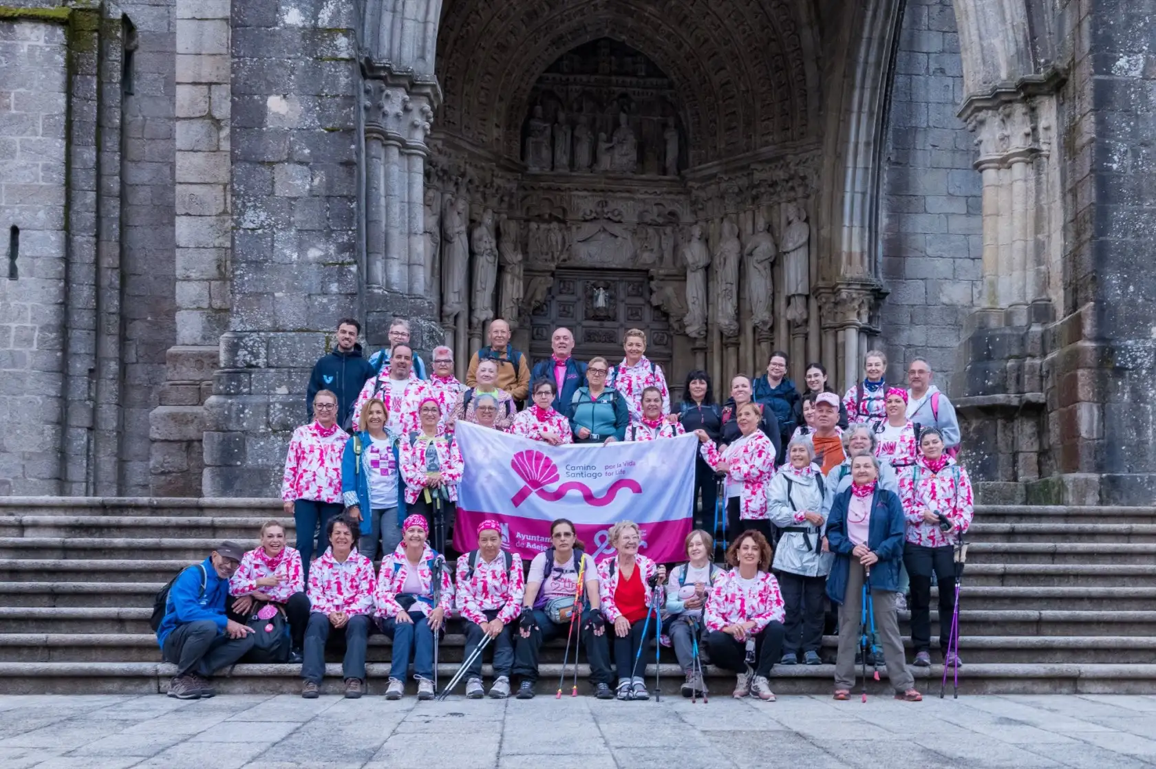 Grupo de participantes en el camino de Santiago por la Vida