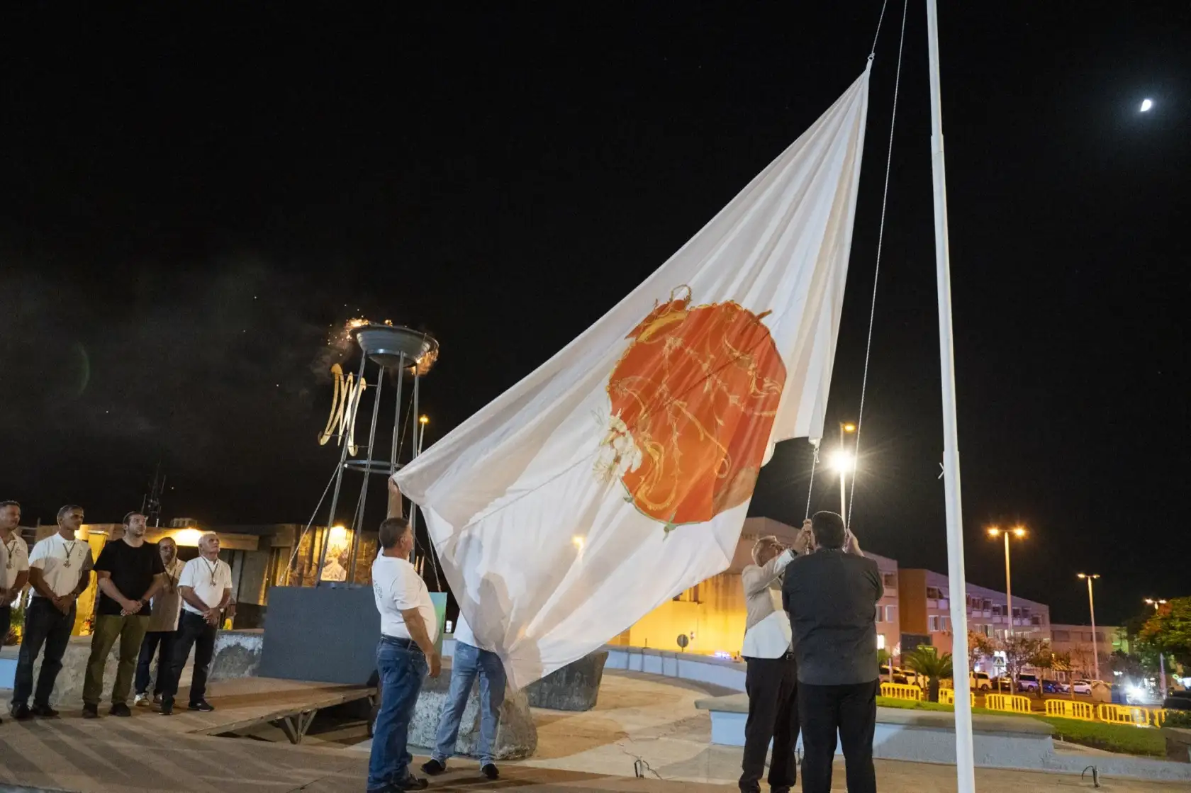 Izada de la bandera y encendido de la llama Lustral de Adeje