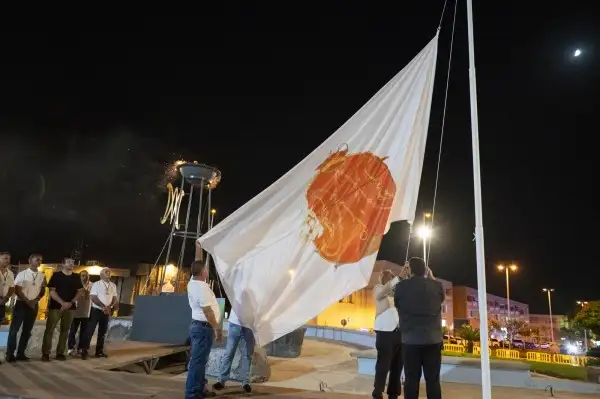 La llama y la bandera lustral ya lucen en Adeje