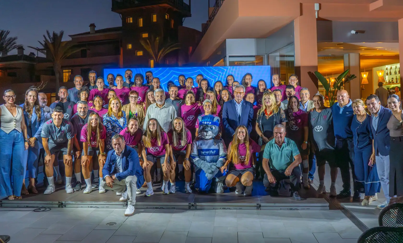 Las guerreras del Costa Adeje Tenerife de fútbol junto a las autoridades