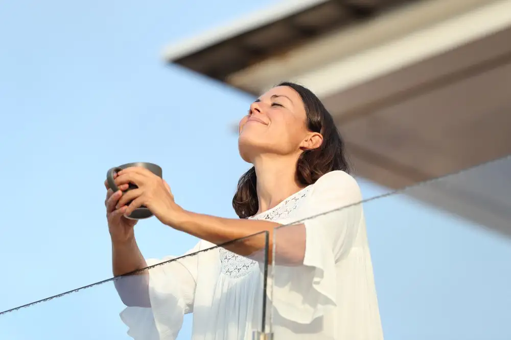 Una mujer expresando tranquilidad y salud