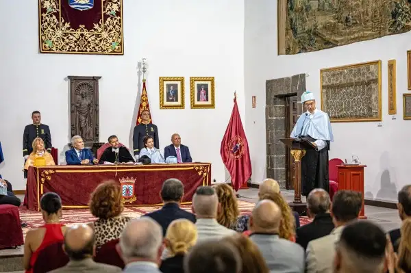Vicente Zapata en la apertura del Grado de Turismo en Adeje reivindica situar a las personas en el centro como motor del cambio comunitario