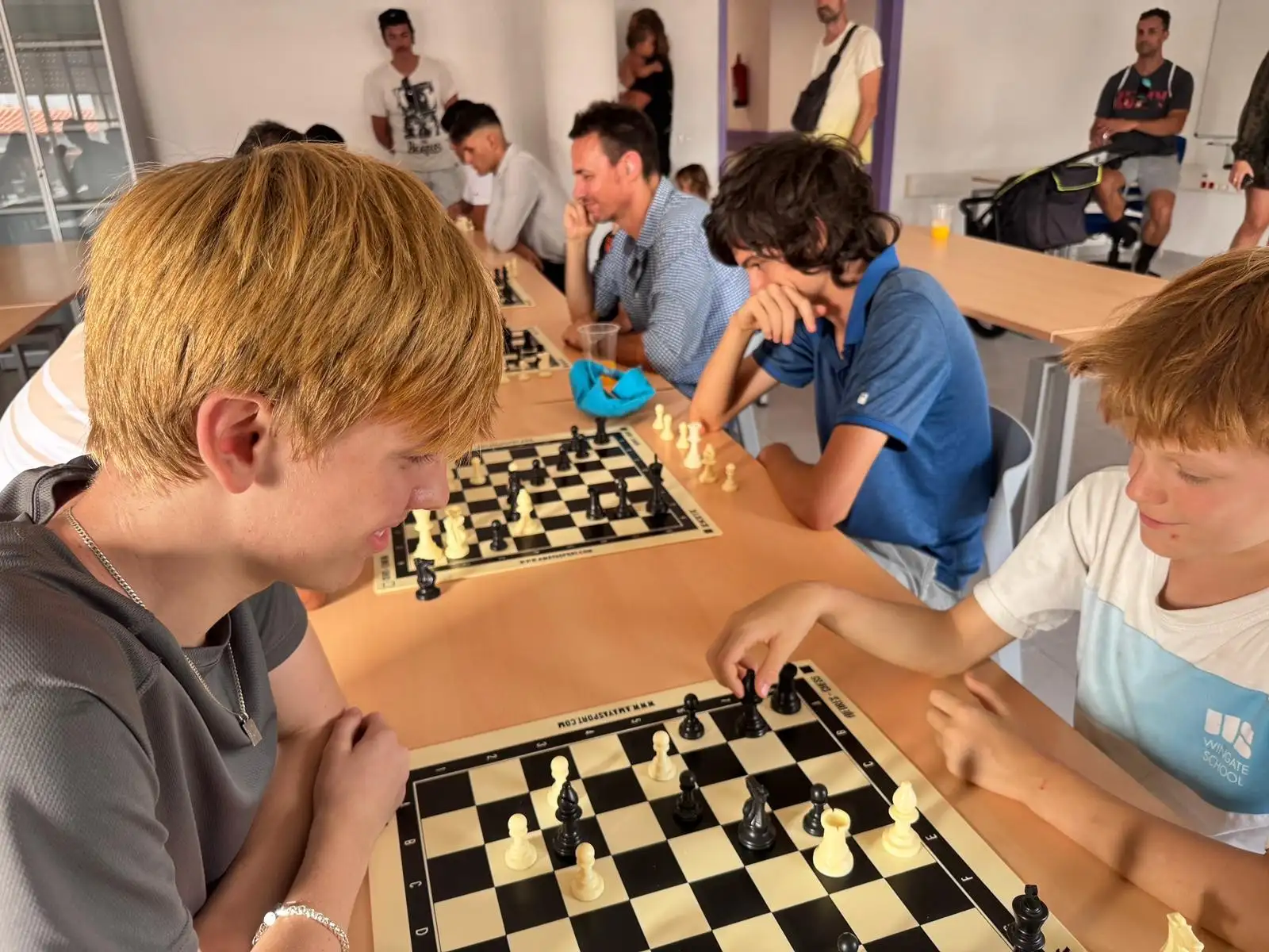 Chicos jugando ajedrez en Adeje