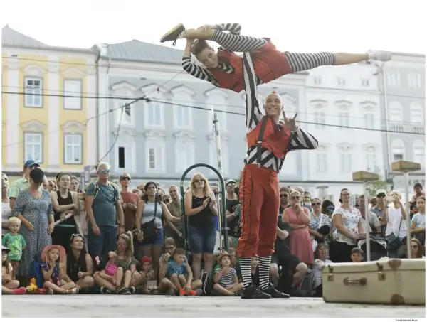 Costa Adeje presenta en Plaza Salytien 12 funciones de clown y circo en el marco del FIC 2025