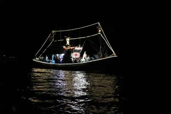 Procesión marítima, teatralización y espectáculo con drones en la llegada de la Virgen de la Encarnación a la costa adejera
