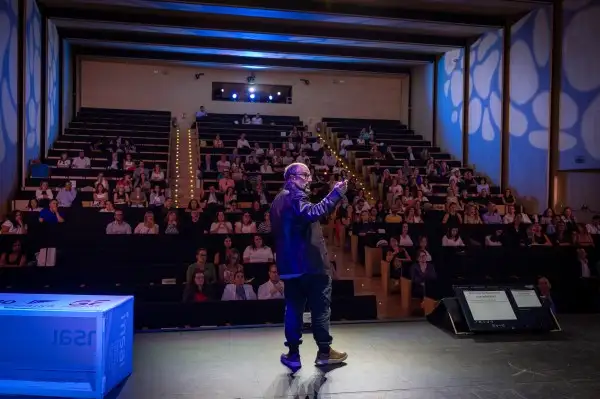 INSAL identifica factores sociales, organizativos y relacionales como núcleo del malestar en el trabajo y propone intervención cercana en las empresas