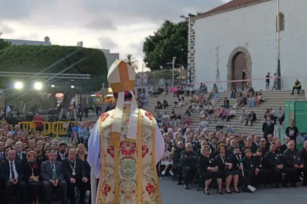 Adeje celebra el día grande de sus Fiestas Patronales con una misa presidida por el obispo de Tenerife y un concierto de Pedro Guerra