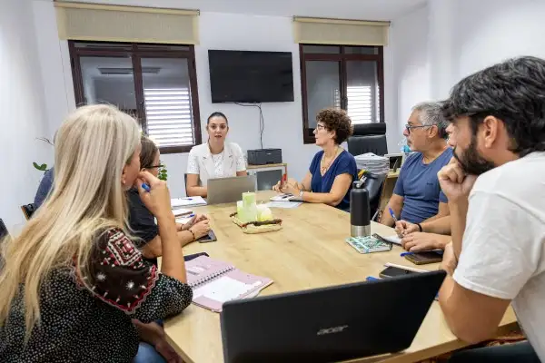 Adeje presenta el proyecto “Comunidades de Cuidado de la Salud Mental” dentro de su Plan de Infancia y Bienestar