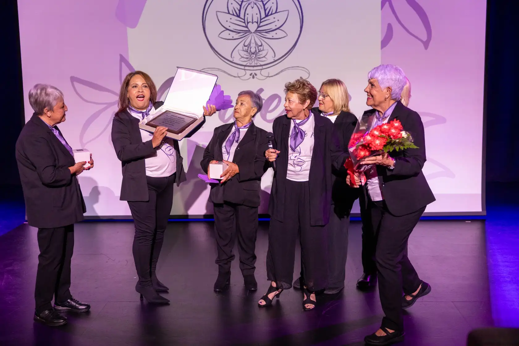 La representaci&oacute;n &ldquo;Mujeres de Plata&rdquo; emociona al p&uacute;blico con testimonios reales de mujeres adejeras, en el marco del programa por el 25N.