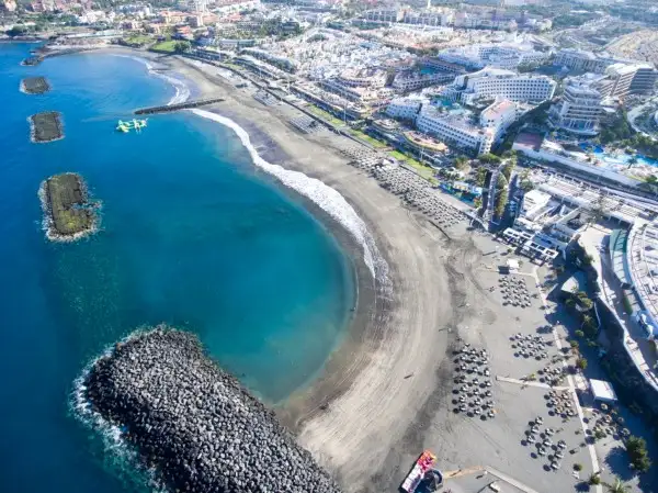 Adeje crea una unidad policial para luchar contra la venta ambulante y los servicios no autorizados en zonas turísticas