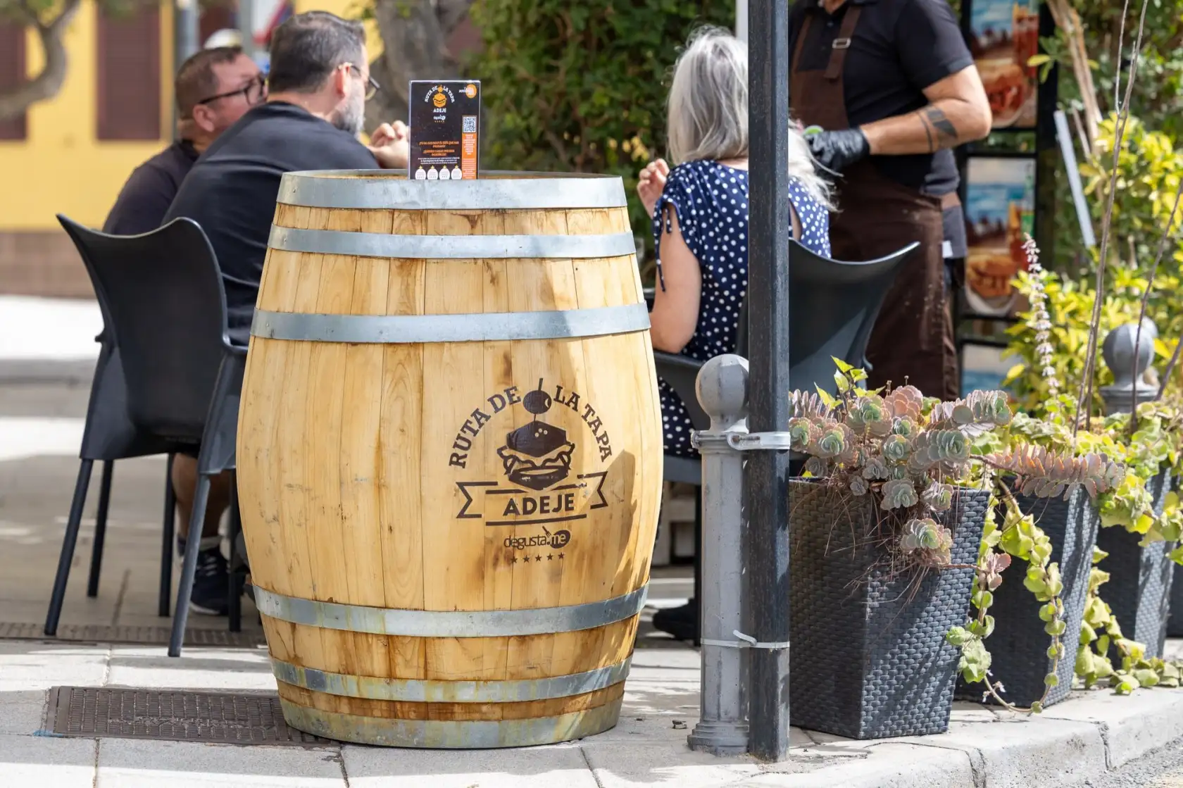 Personas probando las tapas de la ruta de Adeje