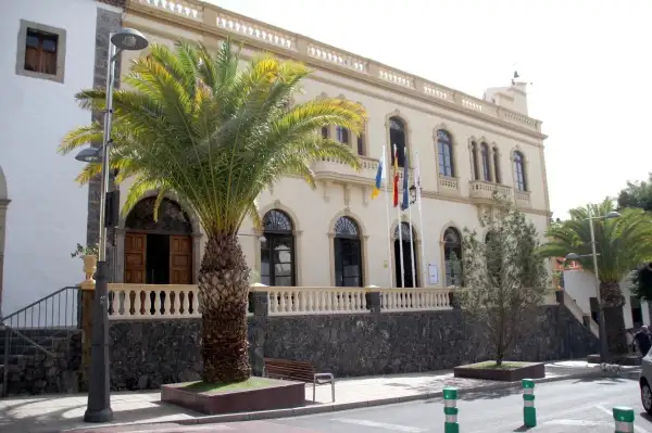 Adeje abre la convocatoria de ayudas al transporte escolar 2025-2026 para alumnado no preferente.