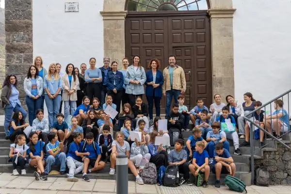 El Ayuntamiento de Adeje conmemora el Día de la Infancia con acciones simbólicas y la lectura de un manifiesto