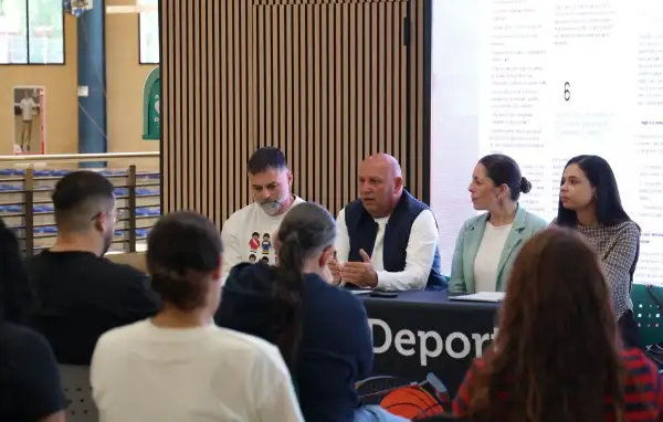 El Ayuntamiento de Adeje y la EMSA forman en protección de la infancia a sus monitores deportivos