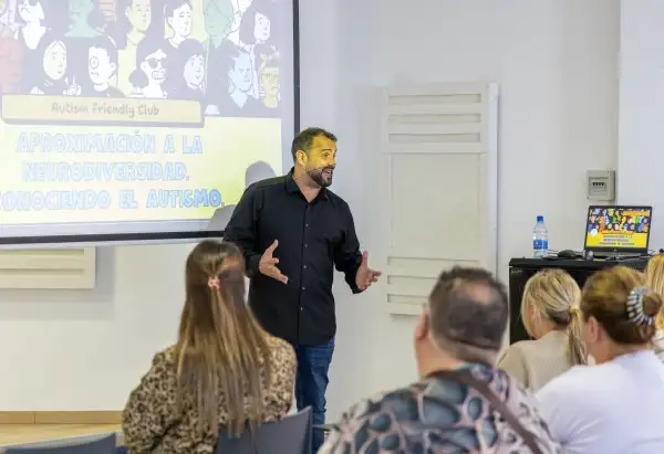Adeje acoge una charla sobre entornos accesibles para personas autistas