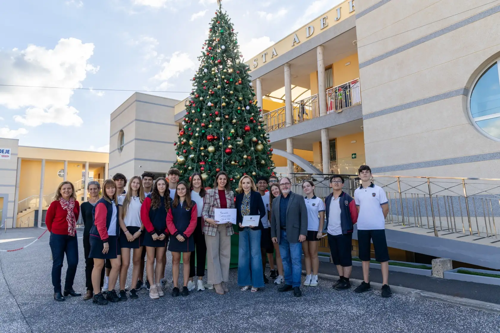 El Colegio Internacional Costa Adeje entrega donaci&oacute;n solidaria al Ayuntamiento.