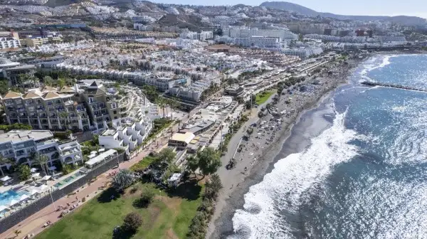 Ayuntamiento de Adeje y Cabildo impulsan una nueva oficina de informaci&oacute;n tur&iacute;stica en Playa Fa&ntilde;ab&eacute; dentro de la Red Infoten