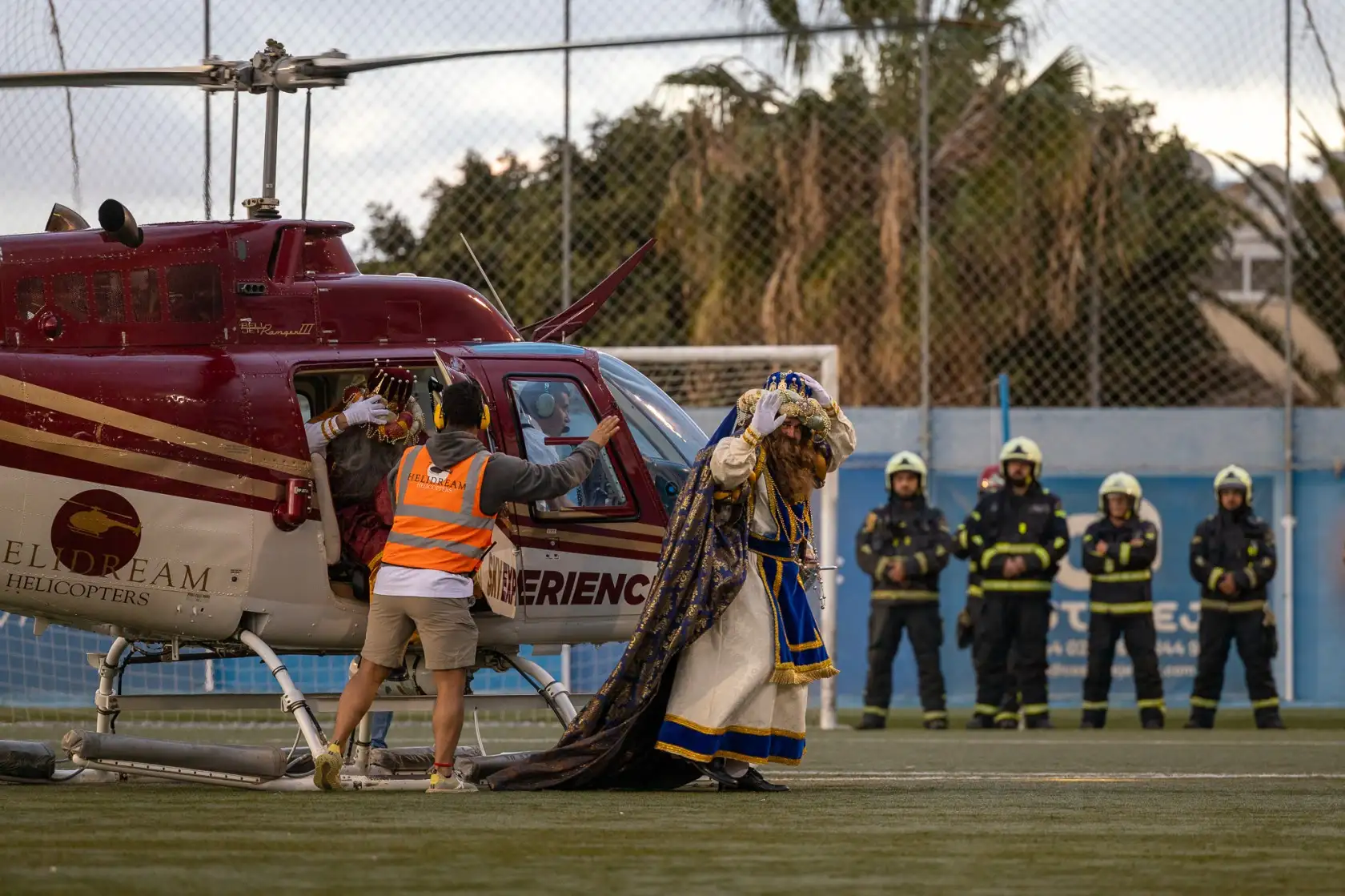 Llegada de los Reyes Magos en helic&oacute;ptero a Adeje