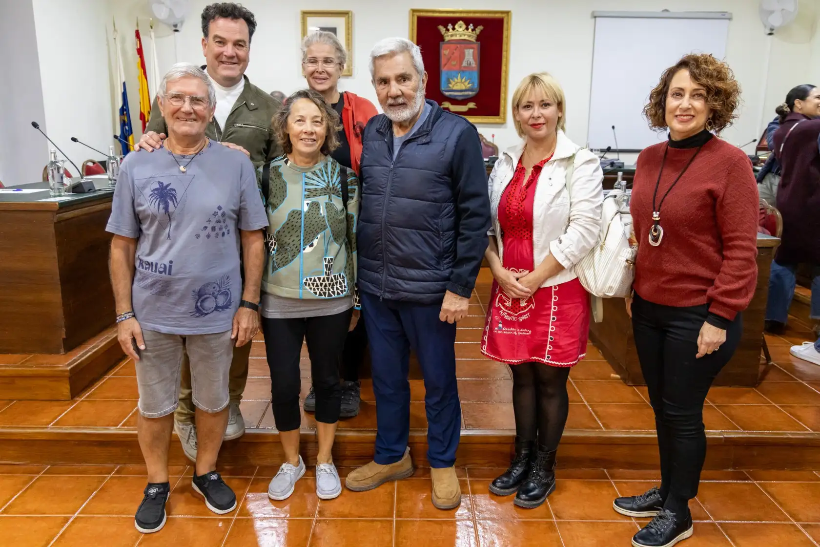 Alcalde y concejales de Adeje con personas voluntarias de protecci&oacute;n a poblaci&oacute;n felina