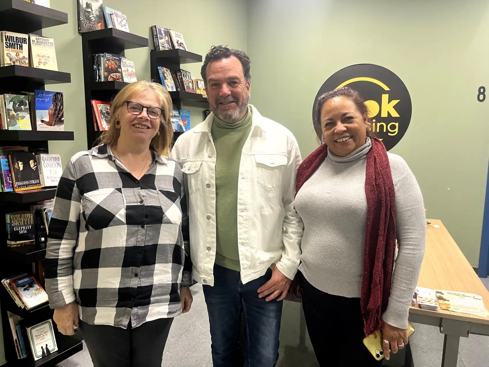 El presidente del Consejo por la Igualdad de Adeje junto a la portavoz saliente (izquierda) y la entrante (derecha)