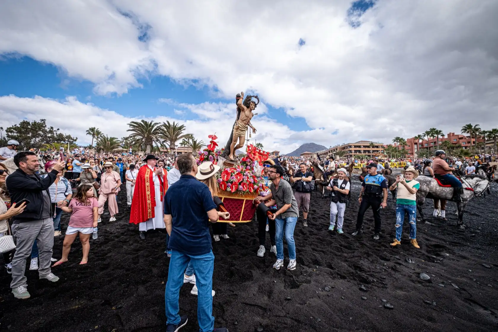 La imagen de San Sebasti&aacute;n en la playa de La Enramada en Adeje