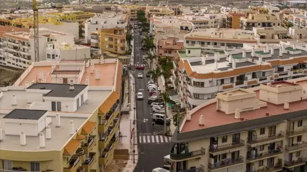 El Ayuntamiento de Adeje inicia la mejora integral de la avenida de la Constituci&oacute;n, una de las principales arterias del municipio