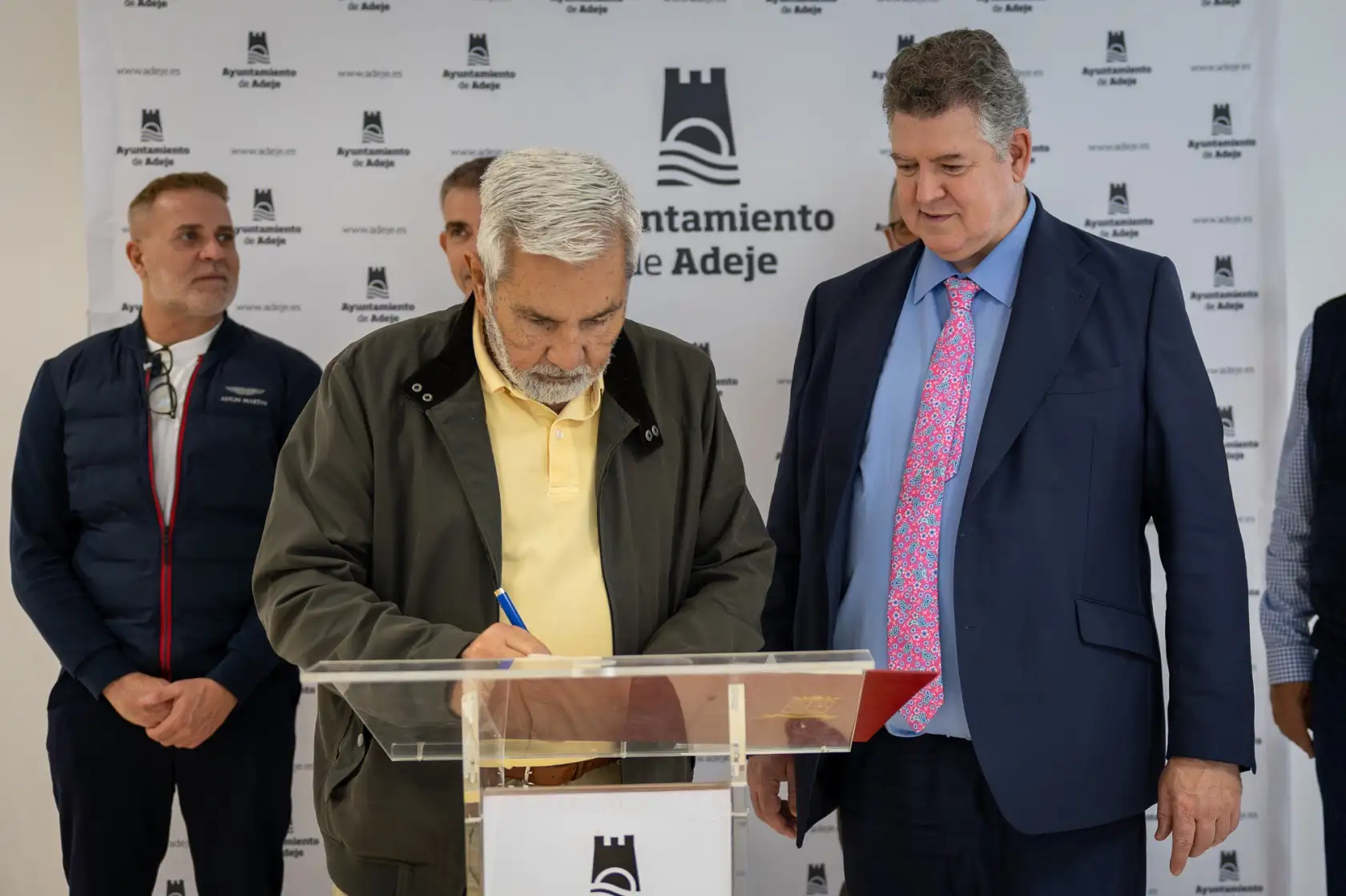 La firma del nuevo contrato abre una era de modernización en la limpieza y gestión de residuos de Adeje