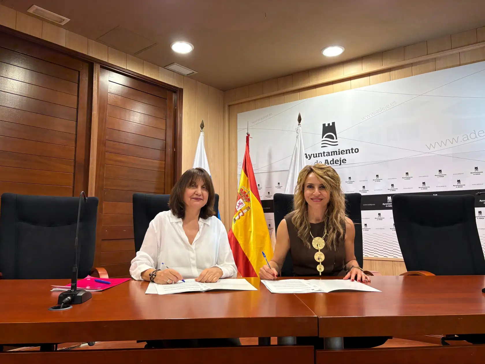 El Ayuntamiento de Adeje y Funcasor firman un convenio para promover el empleo de las personas con discapacidad auditiva en Adeje