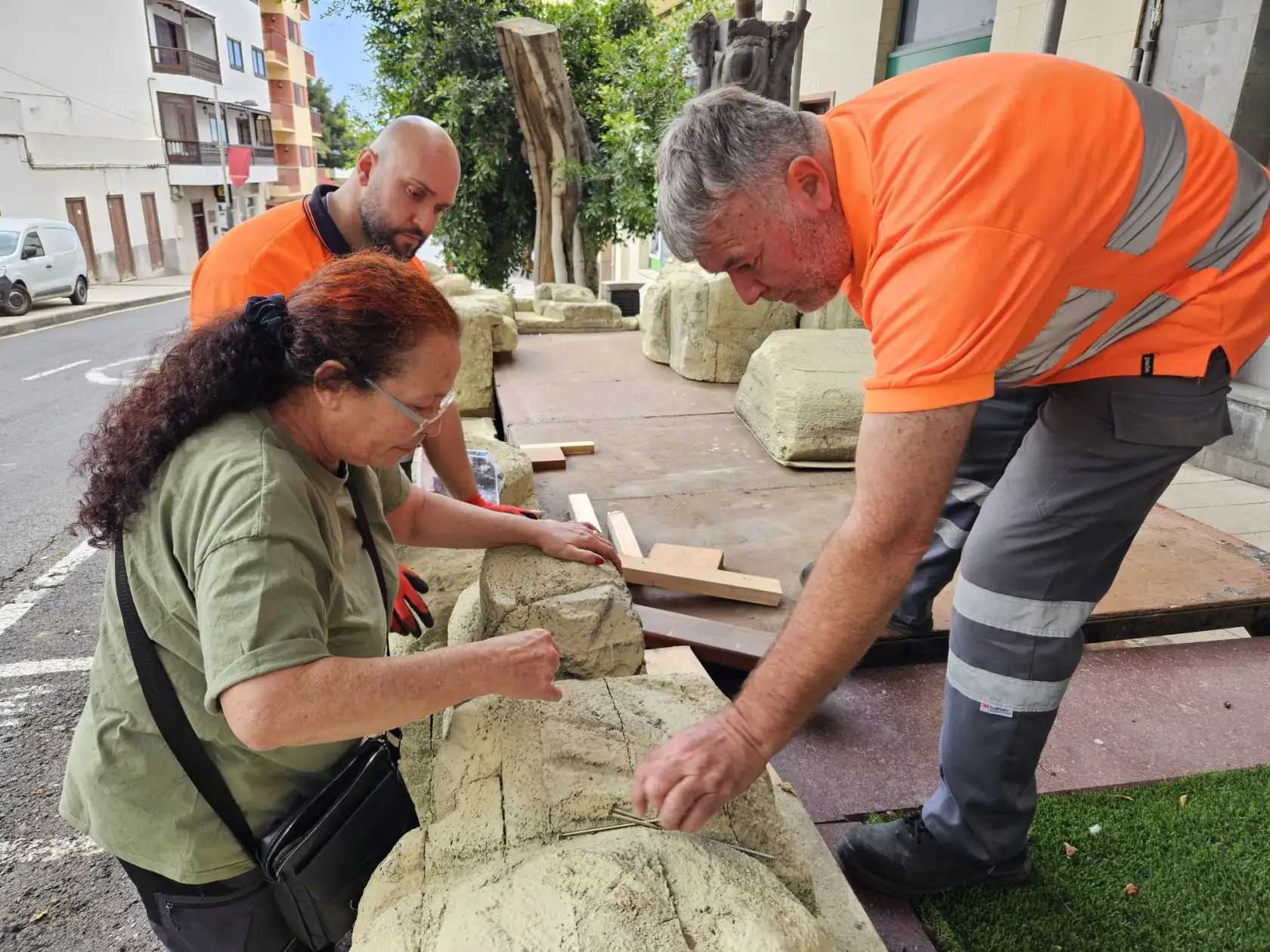 Equipo de trabajo de la EMSA trabajando en los escenarios de La Pasi&oacute;n de Adeje 2026
