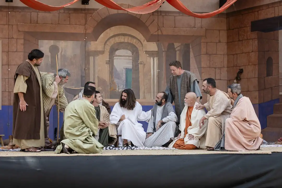 La &Uacute;ltima Cena representa un cambio significativo desde el punto de vista est&eacute;tico y escenogr&aacute;fico, reforzando su carga visual y dram&aacute;tica.