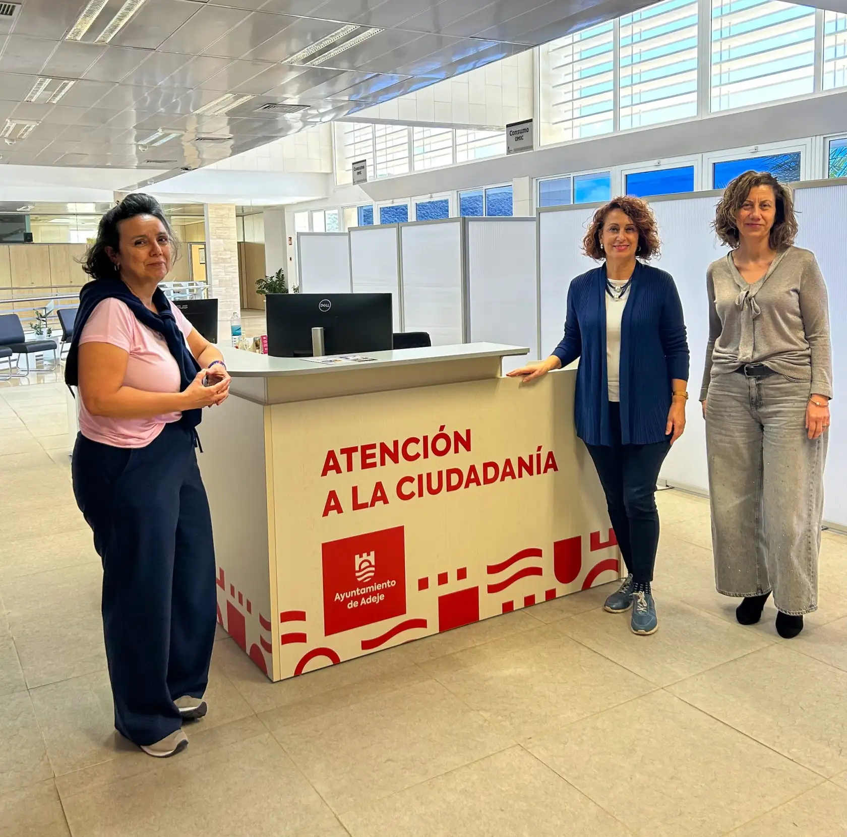 Concejala Esther Rivero Vargas junto a Mar&iacute;a Jos&eacute; Rodriguez y Macu Quintero,  trabajadoras de la OMIC desde hace m&aacute;s de dos d&eacute;cadas. 