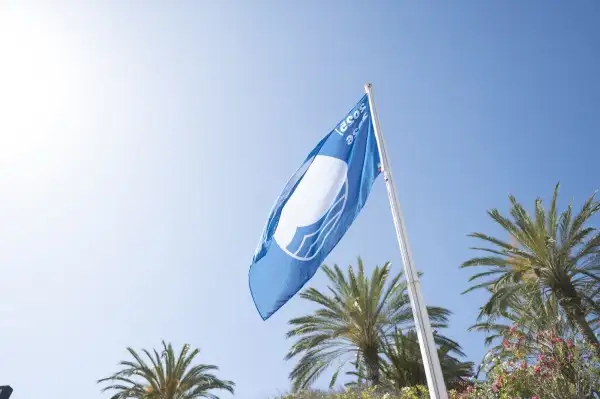Adeje mantiene sus dos banderas azules en las playas de El Duque y Torviscas para la temporada 2026