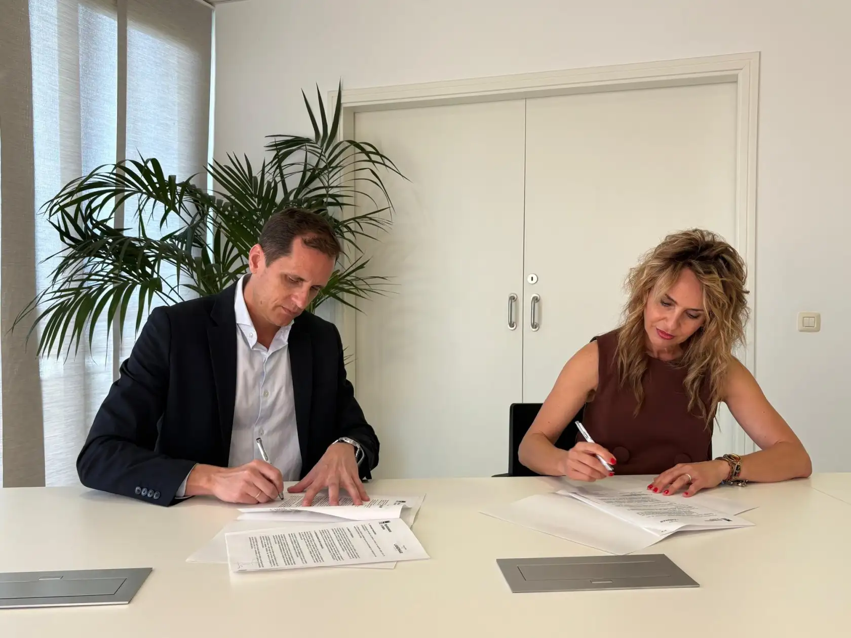 FIRMA del convenio Adeje con LandMar Hoteles