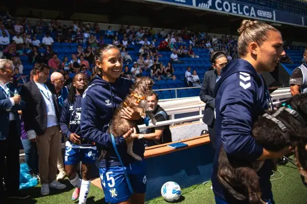 El Costa Adeje convierte el f&uacute;tbol en un altavoz para la adopci&oacute;n canina