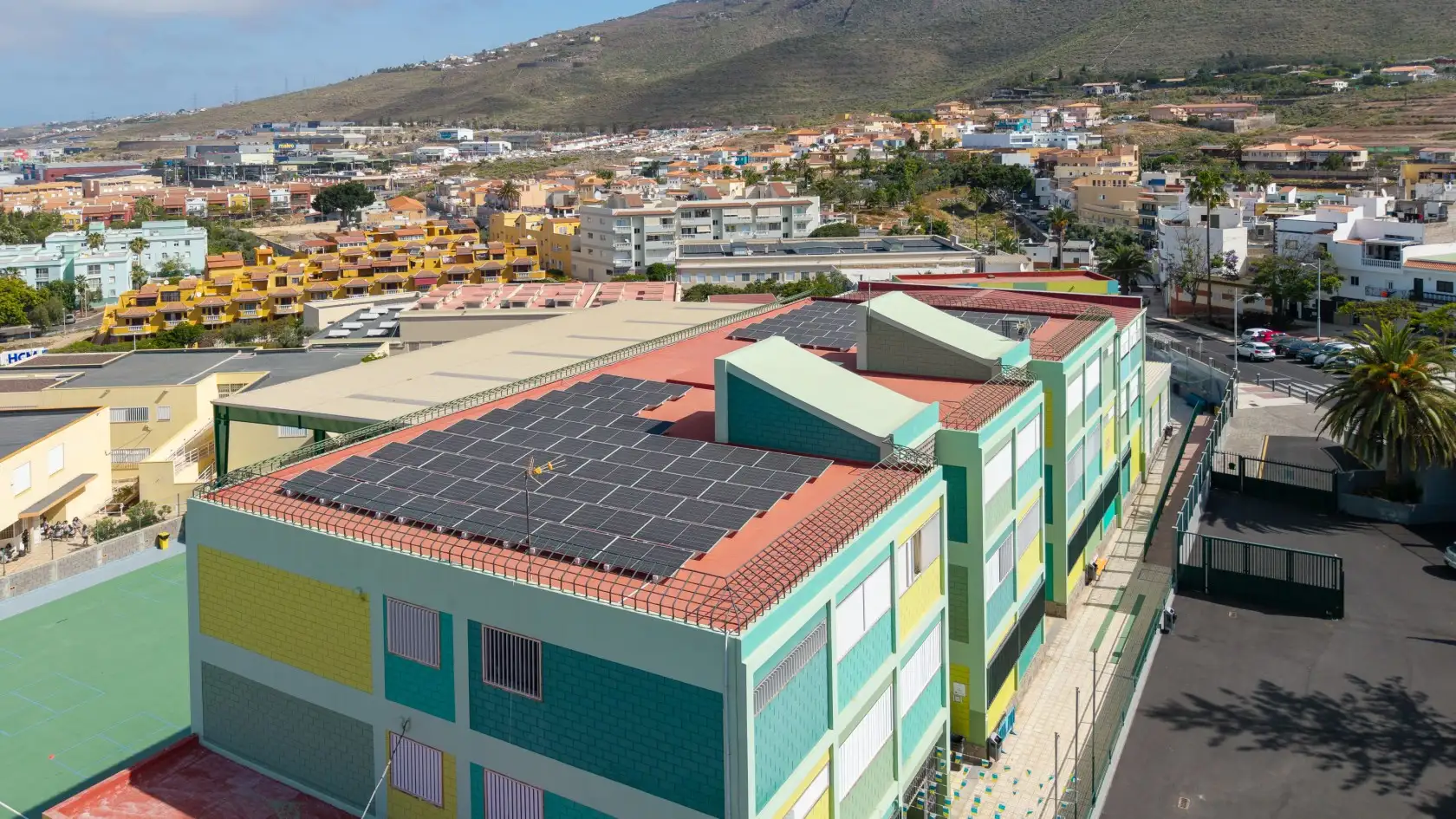 Placas fotovoltaicas en el colegio de Los Olivos en Adeje