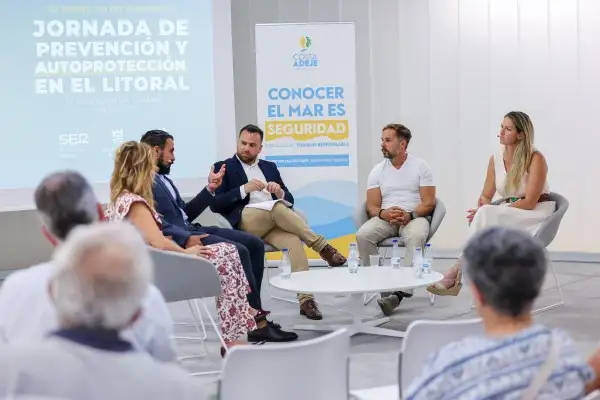 Adeje re&uacute;ne a especialistas en seguridad acu&aacute;tica, medicina y rescate para la prevenci&oacute;n de ahogamientos en el litoral