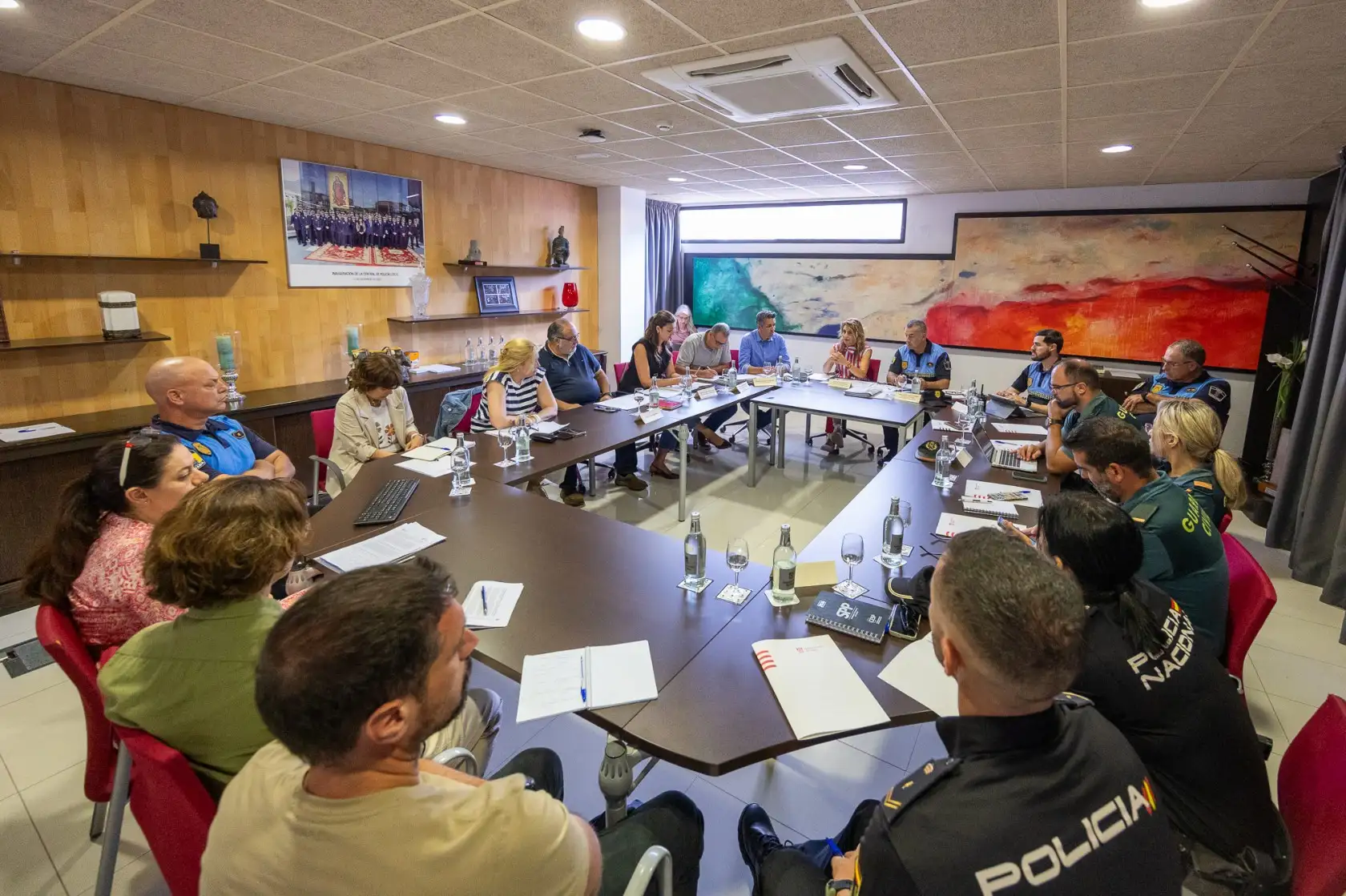 Reunión coordinación para frenar el chabolismo en Adeje. Aparecen en la imagen todas las personas participantes