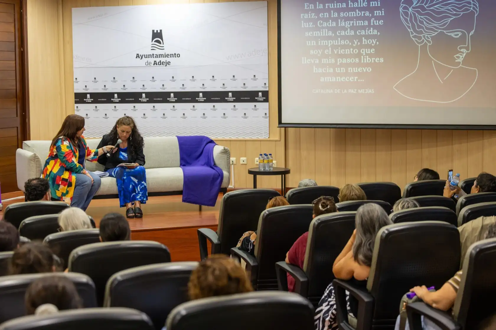 Conductora del evento junto a Catalina de la Paz