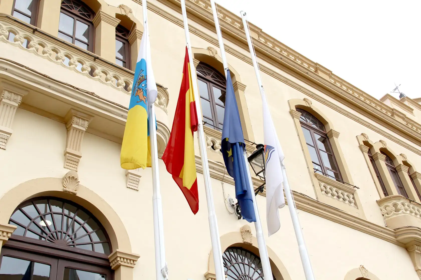 Banderas a media asta en el ayuntamiento de Adeje