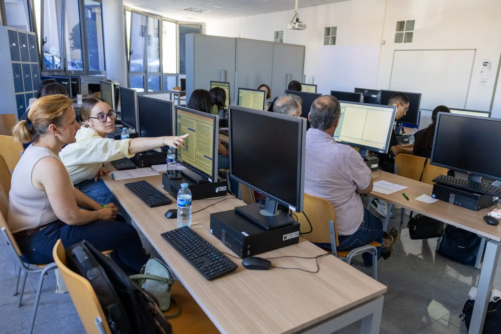 Curso de la UVA en Adeje (2025) alumnado frente a ordenadores en una clase de IA