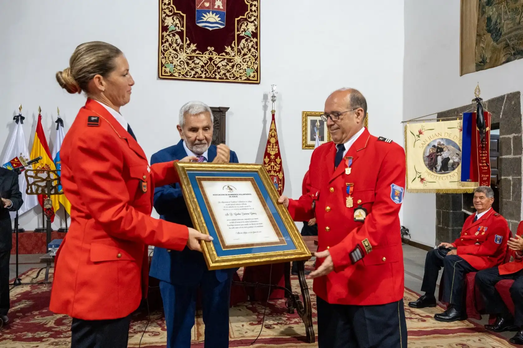 Carlos Barrera recibe el reconocimiento por su dedicaci&oacute;n a los Bomberos Voluntarios de Adeje